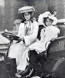 Millicent, hertiginnan av Sutherland och hennes dotter vid det första mötet i Ladies Automobile Club, 1903